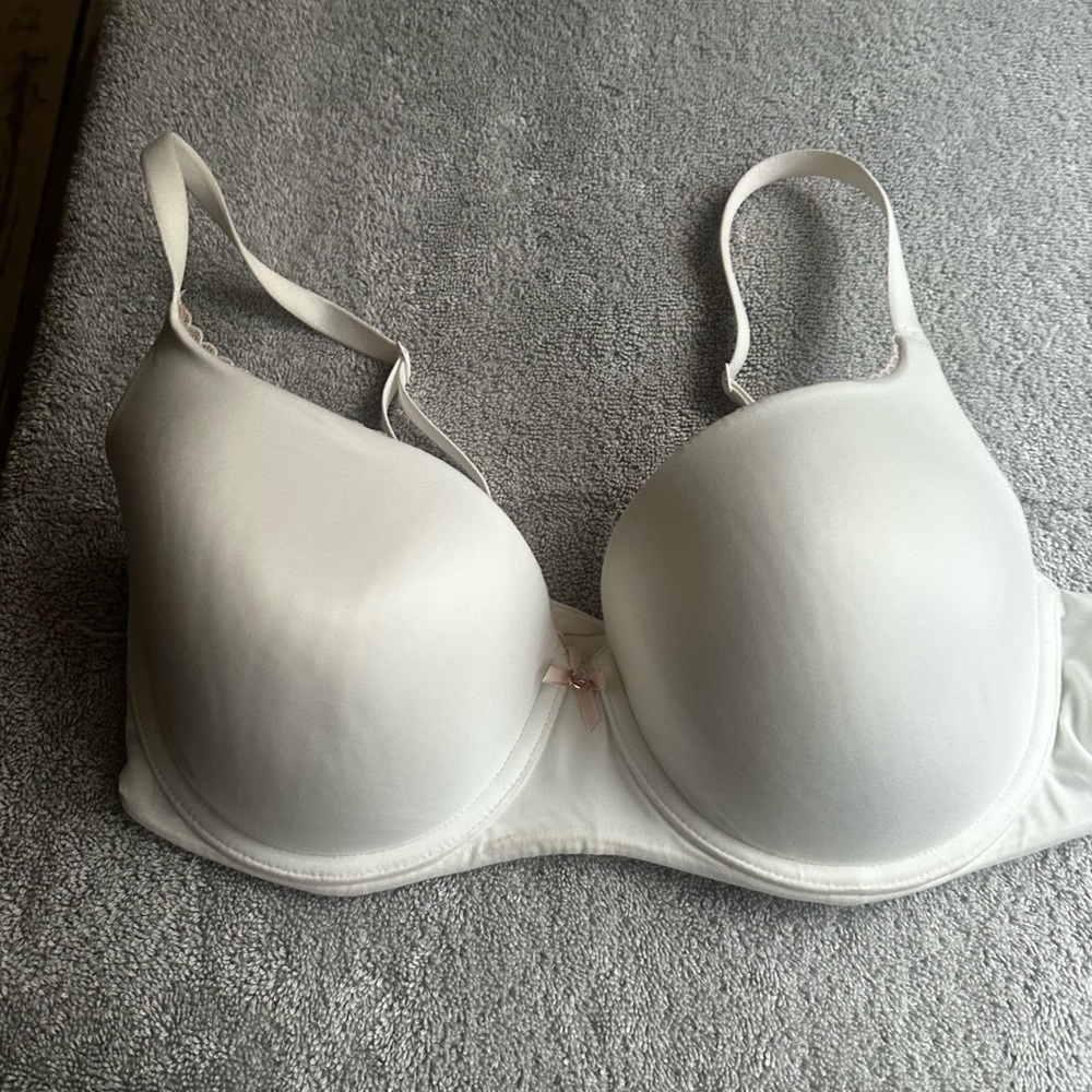 Victoria Secrets 36DD - Picture 4 of 4